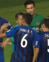  雷恩主场暴雨中战平对手 VAR判罚引发争议  