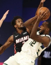  巴特勒三双热火力克雄鹿  